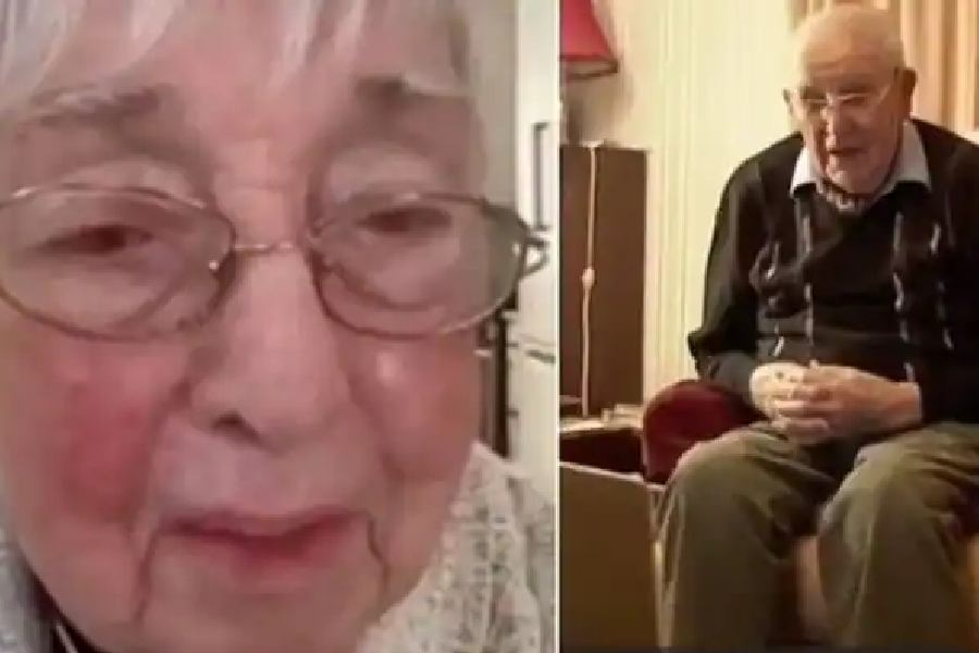 চিঠির পাশাপাশি এখন ভিডিয়ো কলেও চলে তাঁদের যোঘাযোগ।