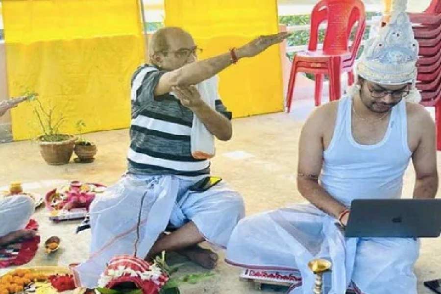 বিয়ের অনুষ্ঠানের মাঝেই চলছে গুরুত্বপূর্ণ মিটিং। 