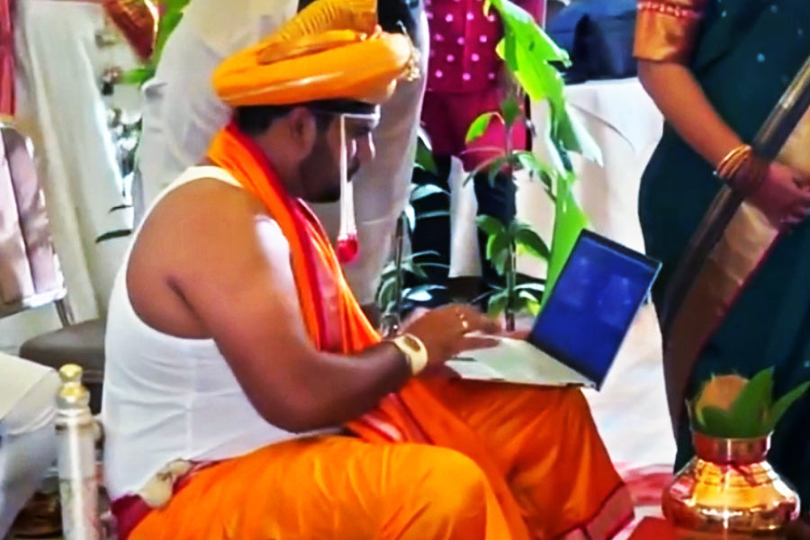 ছাঁদনাতলাতেও সঙ্গী ল্যাপটপ। 