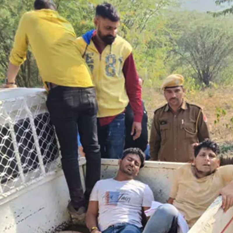 ৫ জনকে ধরতে গুলির লড়াই চলে।