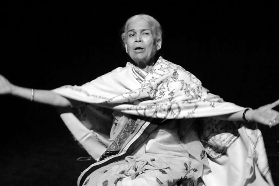 গত বছর করোনায় আক্রান্ত হওয়ার পর থেকে মায়া কাবু হয়ে পড়েছিলেন। শনিবার পর পর দু’বার হৃদ্‌রোগে আক্রান্ত হয়ে সন্ধ্যা ৭টা ৪৫ মিনিটে প্রয়াত হন।