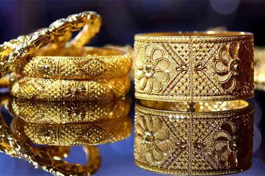 গত ৩ দিনে কলকাতায় এক ধাক্কায় ৯০০ টাকা বেড়েছে সোনার দাম। যা নিয়ে চিন্তার ভাঁজ পড়েছে স্বর্ণ ব্যবসায়ীদের কপালেও। সোনার দাম বাড়লে বিক্রি কমে যেতে পারে বলে আশঙ্কা করা হচ্ছে।গত ৩ দিনে কলকাতায় এক ধাক্কায় ৯০০ টাকা বেড়েছে সোনার দাম। যা নিয়ে চিন্তার ভাঁজ পড়েছে স্বর্ণ ব্যবসায়ীদের কপালেও। সোনার দাম বাড়লে বিক্রি কমে যেতে পারে বলে আশঙ্কা করা হচ্ছে।