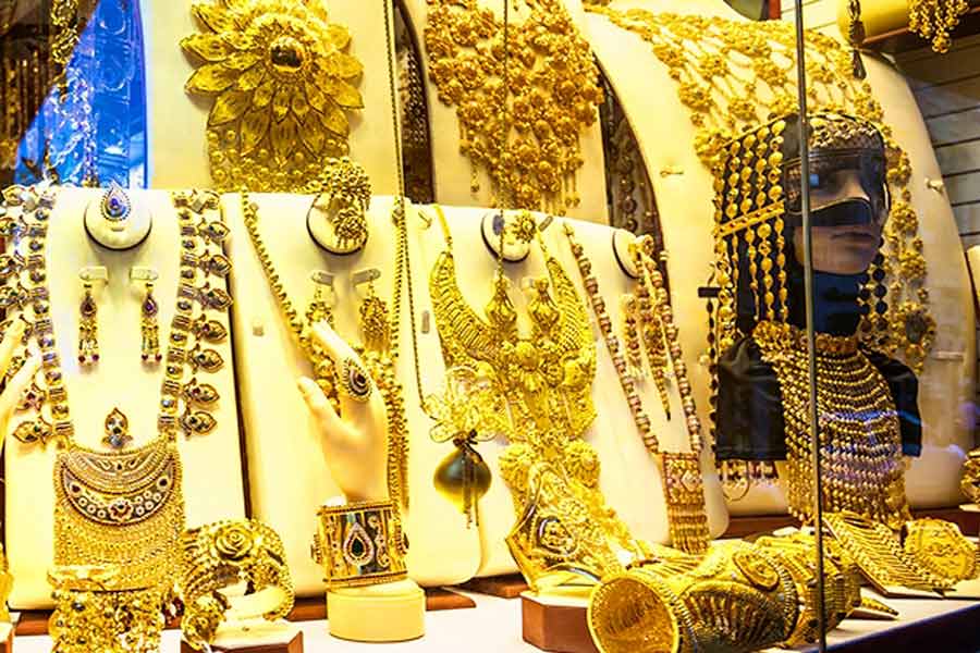 স্বর্ণ ব্যবসায়ীরা জানাচ্ছেন, হলুদ ধাতুর দাম বাড়ছে। সে সম্পর্কে ক্রেতারাও সচেতন। কিন্তু তাঁরা আশঙ্কা করছেন, আগামী দিনে সোনার দাম আরও বেড়ে যাবে। তাই আগেভাগেই তাঁরা সোনা কিনতে শুরু করেছেন।