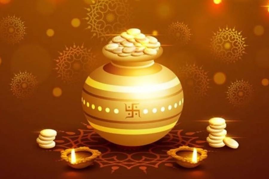 ২২ ক্যারাট হলমার্ক সোনার দাম রবিবার এক ধাক্কায় বেড়েছে ১০০ টাকা। কলকাতায় হলমার্ক সোনা বিকোচ্ছে প্রতি ১০ গ্রাম ৫২৩০০ টাকায়।