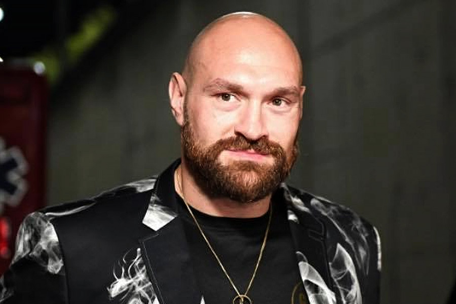 ২০০৮ সালে মাত্র ২০ বছর বয়সে প্রথম বার এবিএ সুপার-হেভিওয়েট খেতাব জিতেছিলেন টাইসন। এর পরেই পেশাদার বক্সিং জগতে প্রবেশ করেন। ২০১১ সালে ব্রিটিশ এবং কমনওয়েলথ চ্যাম্পিয়ন হয়েছিলেন তিনি।