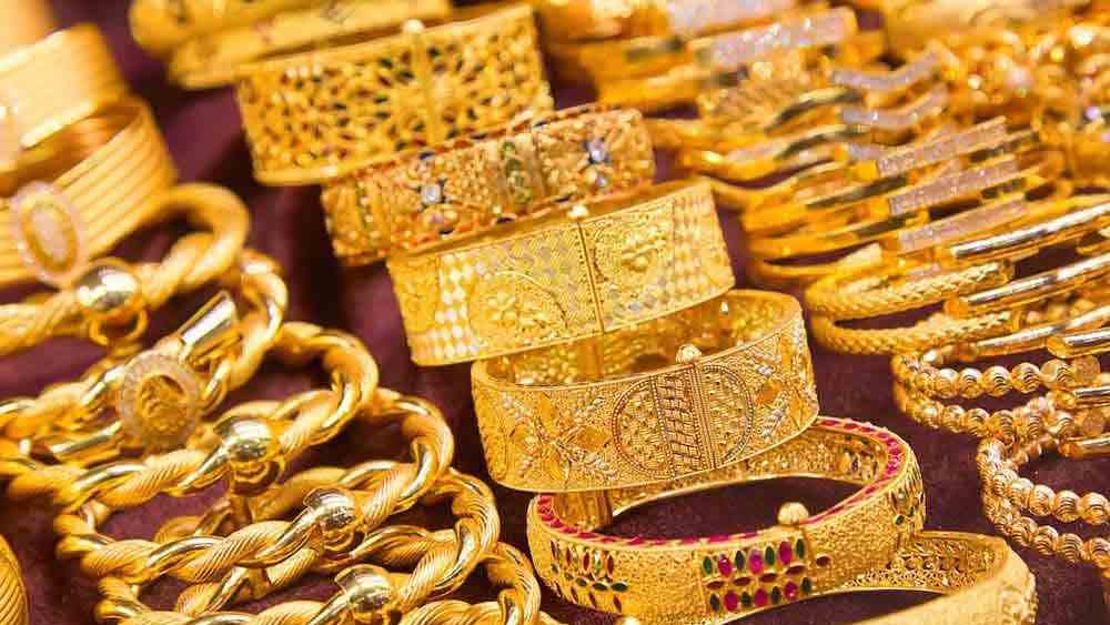 শুক্রবার সোনার দাম বেড়ে যায় ৩০০ টাকা (পাকা, গয়না এবং হলমার্ক)। তার পর শনিবার সোনার দাম আরও বাড়ে। ওই দিন হলমার্ক সোনার দাম এক ধাক্কায় বেড়েছিল ৫৫০ টাকা। পাকা ও গয়না সোনার দাম বেড়েছিল ৫০০ টাকা করে।