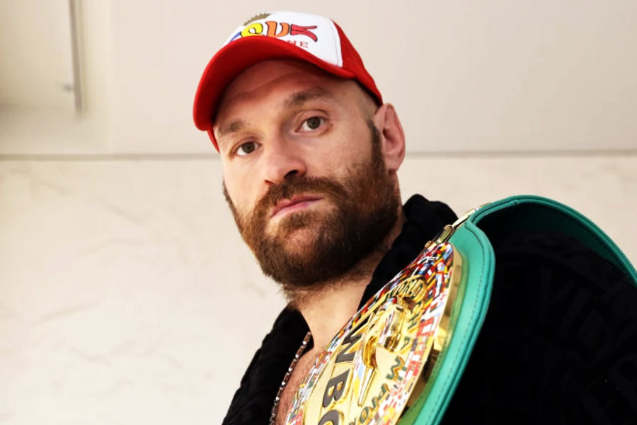 টাইসন সমকামকে শিশু ধর্ষণের সঙ্গে তুলনা করে বসেন। সেই নিয়ে বিস্তর বিতর্ক হয়। ২০১৫ সালে তাঁকে বছরের সেরা ক্রীড়াবিদের সম্মান দিয়েছিল বিবিসি। সেই সম্মান বাতিলের দাবি ওঠে। হাজার হাজার মানুষ পিটিশনে সই করেন।