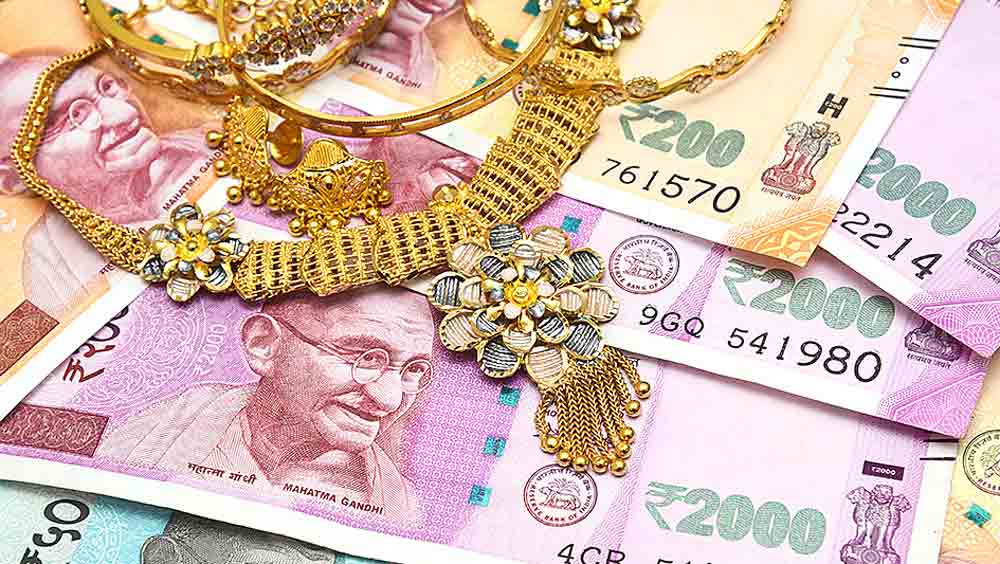 সোনার দাম আচমকা বাড়তে শুরু করার নেপথ্যে সম্ভাব্য কারণ দেখিয়েছেন অর্থনীতি এবং ব্যবসায়িক ক্ষেত্রের বিশেষজ্ঞরা। তাঁদের দাবি, কয়েক মাস ধরে আমেরিকার ডলারের দাম বাড়ছিল। তখন বিনিয়োগকারীরা সোনা থেকে মুখ ঘুরিয়ে নিয়ে ডলার এবং বন্ডে বিনিয়োগ করছিলেন। তাই সোনার দাম তখন কমে গিয়েছিল।