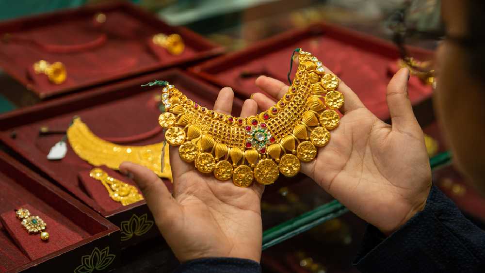 কিন্তু সম্প্রতি ডলারের মূল্য ফের নিম্নমুখী। তা ছাড়া, আমেরিকার শীর্ষ ব্যাঙ্ক ফেডারাল রিজ়ার্ভ জানিয়েছে, আগামী দিনে চড়া হারে সুদ বৃদ্ধির পথ থেকে সরে আসবে তারা। এর ফলে লগ্নির ক্ষেত্র হিসেবে জৌলুস হারাতে পারে বন্ড, মনে করছেন বিশেষজ্ঞদের একাংশ।