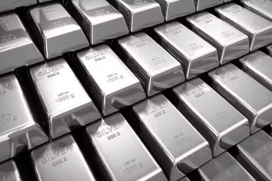 বিয়ের মরসুমে রুপোর দামও ক্রমশ ঊর্ধ্বমুখী। রবিবার কলকাতায় প্রতি কিলোগ্রাম রুপোর বাটের দাম ৬৫৭০০ টাকা। প্রতি কিলোগ্রাম খুচরো রুপো বিকোচ্ছে ৬৫৮০০ টাকায়। প্রতি ক্ষেত্রেই শনিবারের তুলনায় এই দাম ৯০০ টাকা বেশি।