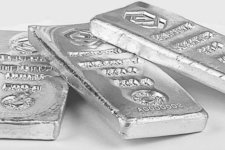 শুক্রবার এবং শনিবার রুপোর দাম পাল্লা দিয়ে বেড়েছে। শুক্রবার এক ধাক্কায় রুপোর দাম বাড়ে ১৬৫০ টাকা। শনিবার আরও ১২০০ টাকা দাম বেড়ে যায় রুপোর।