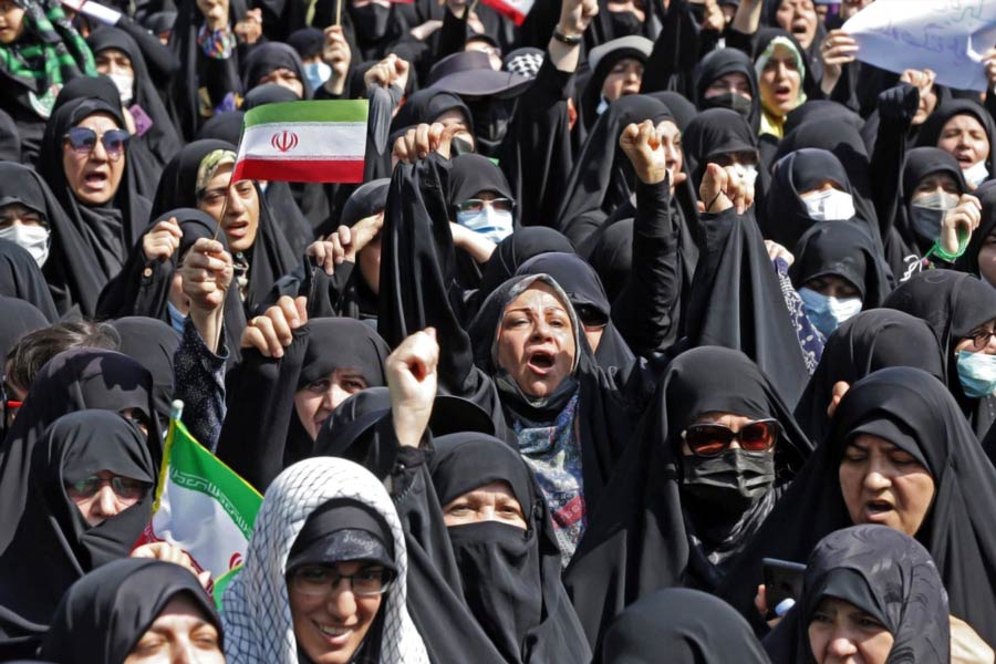 ‘নীতিপুলিশ’ বাহিনী তুলে  নিচ্ছে তেহরান! হিজাব বিরোধী আন্দোলনে প্রথম বড় জয় ইরানের মেয়েদের