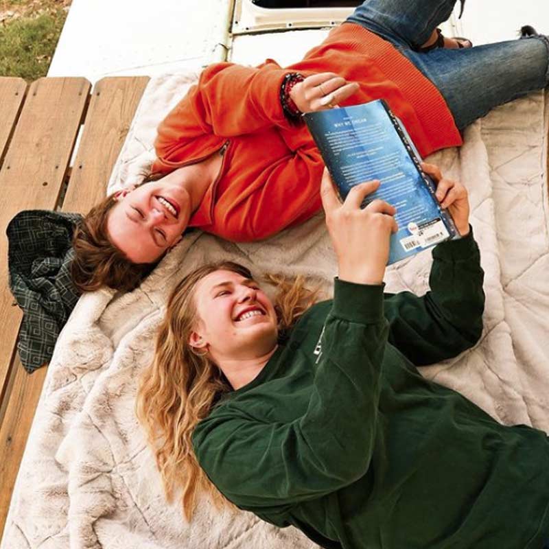 প্রেমিকের সমস্ত সমাজমাধ্যমের অ্যাকাউন্ট ঘেঁটে জানতে পারেন, অ্যাবি রবার্টস এবং বেকা কিং নামে আরও দু’জনের সঙ্গে সম্পর্কে রয়েছেন তাঁর প্রেমিক। জানার পর ওই দু’জনের সঙ্গে যোগাযোগ করেন মরগ্যান। তবে দেখা করার পর ঝগড়াঝাঁটি নয়, বরং তাঁরা পাতিয়ে ফেললেন বন্ধুত্ব। 