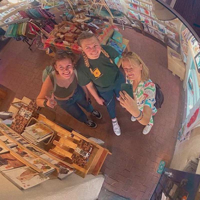 মেলামেশা করে জানতে পারেন, তিন জনেরই শখ বিশ্বের বিভিন্ন প্রান্তে ঘুরে বেড়ানোর। তখনই সিদ্ধান্ত নিয়ে ফেলেন, প্রেমিককে প্রতারণার শাস্তি দিতে তিন জনেই তাঁর সঙ্গে সম্পর্কে ইতি টানবেন। এমনকি সম্পর্কচ্ছেদ উদ্‌যাপনে বেড়াতেও যাবেন একসঙ্গে।