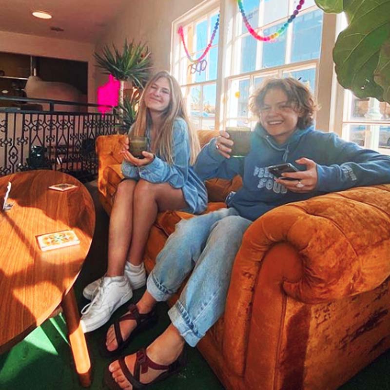 সেই উদ্দেশ্যে ৩০ বছরের পুরনো একটি ভাঙাচোরা বাস কিনে ফেলেন তাঁরা। সেই বাসই নতুন ভাবে সাজিয়ে থাকা-খাওয়ার আয়োজন করে ফেলেন। 