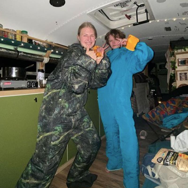 তিন জনের নামের প্রথম অক্ষর অনুযায়ী বাসটির নাম রাখেন ‘দ্য ব্যাম বাস’। কিন্তু অ্যাবি নভেম্বর মাসের মাঝামাঝি সময়ে তাঁদের বাস ছেড়ে চলে যান।