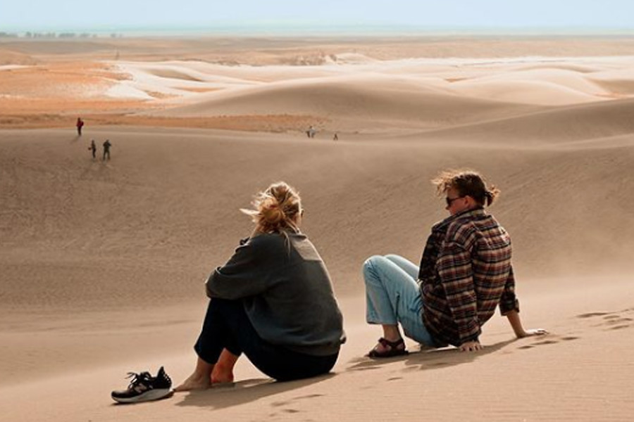 স্কুবা ডাইভিং থেকে শুরু করে প্যারাসুটে ভ্রমণ, অ্যাডভেঞ্চারপ্রেমী তিন তরুণী তাঁদের সব মনোবাঞ্ছা পূরণ করেছেন। 