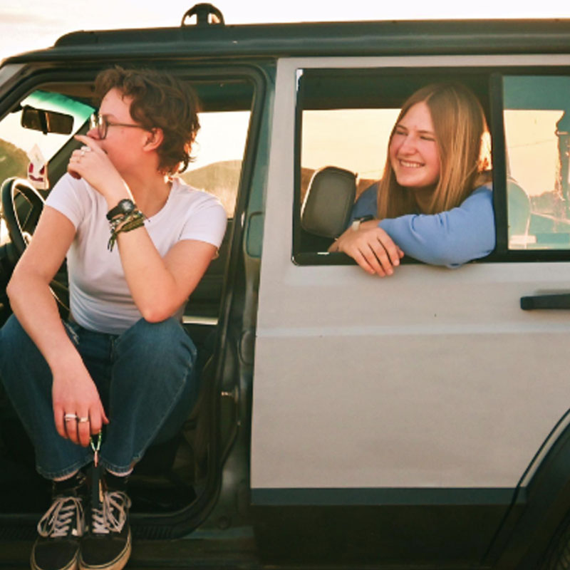 বাসের মধ্যে থাকা-খাওয়ার ব্যবস্থা থাকলেও জামাকাপড় কাচার জন্য দোকানই ভরসা তাঁদের। 