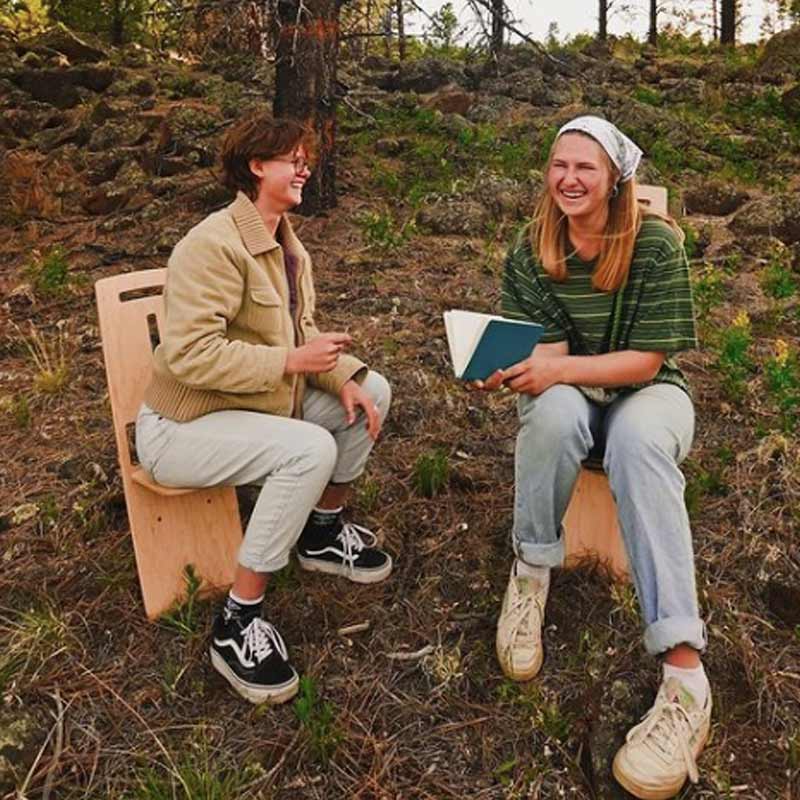 দু’বছর ধরে বন্ধুত্ব রয়েছে তাঁদের। অ্যাবি তাঁদের বাস ছেড়ে গেলেও এখনও মরগ্যান এবং বেকা সম্পর্ক রেখেছেন তাঁর সঙ্গে।