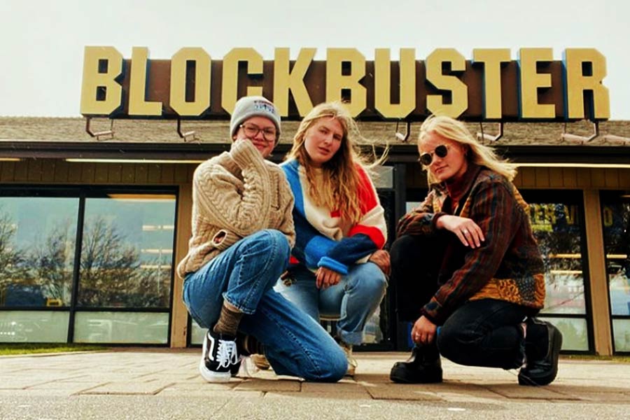 বাসে এ ভাবে ঘুরে বেড়াতে গিয়ে কোনও সমস্যার সম্মুখীন হয়েছেন কি না, তা জিজ্ঞাসা করা হলে মরগ্যান মজার ছলে বলেন, ‘‘প্রয়োজনের সময় রাস্তায় খুব সহজে শৌচালয় খুঁজে পাওয়া যায় না। এটাই সব থেকে বড় সমস্যা।’’