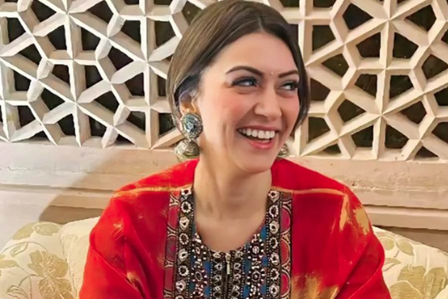 ২ তারিখ মেহন্দির অনুষ্ঠান ছিল হংসিকার। পরিবারের সদস্যদের সঙ্গে হাসিঠাট্টায় মেতেছিলেন তিনি। অভিনেত্রীর পরনে ছিল কমলা এবং হলুদ রঙের একটি শারারা।