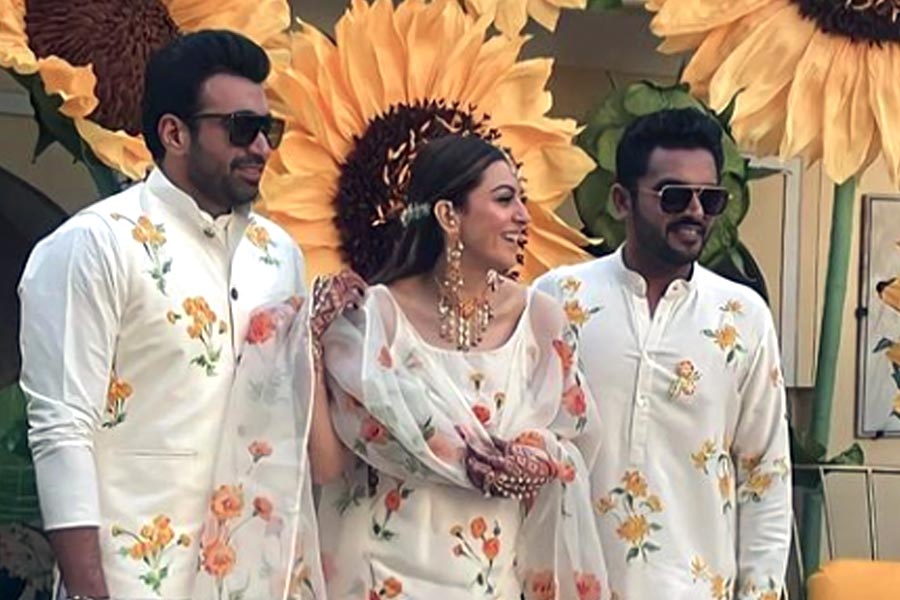গায়েহলুদের অনুষ্ঠানে হংসিকা-সোহেল জুটিকে দেখা গেল ফ্লোরাল প্রিন্টের সাদা রঙের পোশাকে।