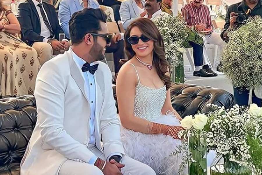 অনুষ্ঠানের সাজসজ্জায় আধুনিক ভাবধারার সঙ্গে সাবেকিয়ানার ছাপও ফুটে উঠেছে। কানাঘুষো শোনা যাচ্ছে, হংসিকা-সোহেলের বিয়ের অনুষ্ঠানের স্বত্ব বিশাল অঙ্কে কিনে নিয়েছে ডিজ়নি প্লাস হটস্টার। সেখানেই নাকি সম্প্রচারিত হবে এই জুটির বিয়ে।