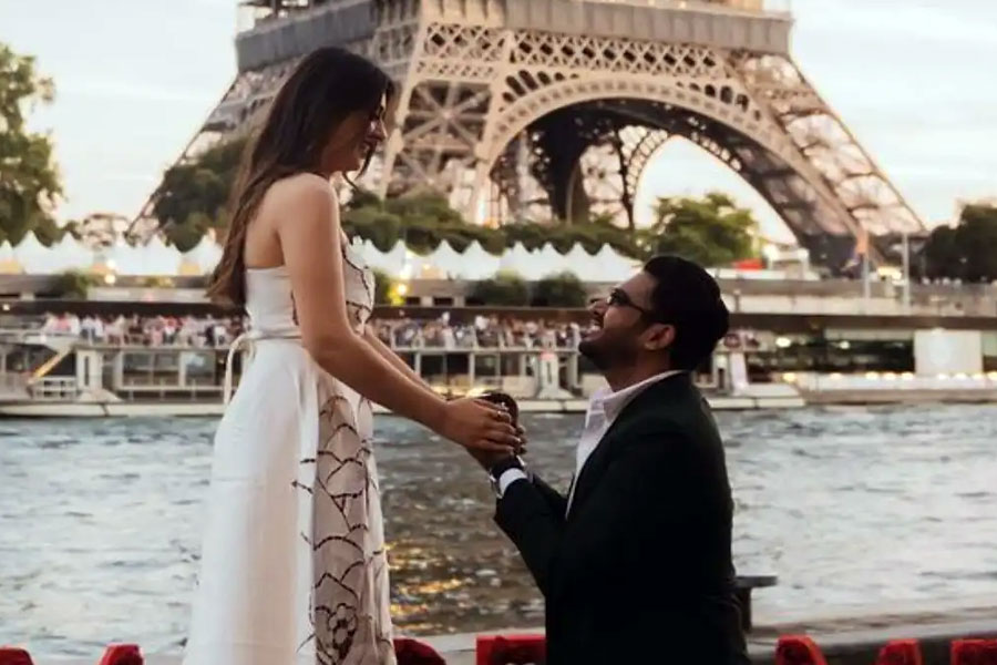 তার পর নভেম্বর মাসে তাঁদের সম্পর্ককে পূর্ণতা দেওয়ার জন্য আইফেল টাওয়ারের সামনে ফিল্মি স্টাইলে হংসিকাকে বিয়ের প্রস্তাব দেন সোহেল।
