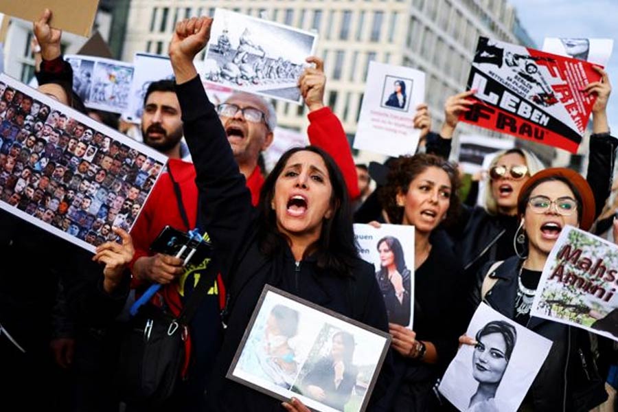 ইরানের নীতিপুলিশের চোখ রাঙানিতেই সে দেশের মহিলাদের অবাধ স্বাধীনতার গায়ে চেপেছিল ‘শালীনতা বোধের’ আবরণ। যে খোলা চুল কৃষ্ণ সাগরের সৈকতে নিশ্চিন্তে উড়ত তাতে বসেছিল হিজাবের নিষেধ।  রবিবার অর্থাৎ ৪ ডিসেম্বর ইরান জানিয়েছে, সেই নীতিপুলিশের আর অস্তিত্ব নেই ইরানে।