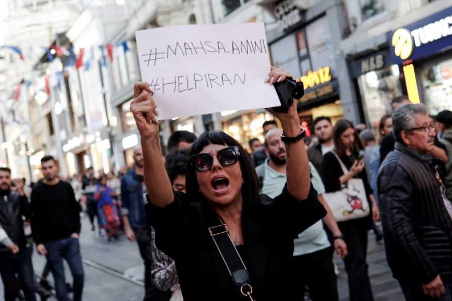 কেন নীতিপুলিশ প্রত্যাহার করা হয়েছে, তা অবশ্য স্পষ্ট করেননি জাফর। তবে তিনি না বললেও এ একরকম স্পষ্ট যে, ইরানে গত দেড় মাস ধরে চলা হিজাব বিরোধী আন্দোলনের চাপে পড়েই এই সিদ্ধান্ত নিয়েছে সরকার। জাফর নিজে যদিও বলেছেন, নীতিপুলিশ কোনওদিনই ইরানের বিচার ব্যবস্থার অঙ্গ ছিল না।