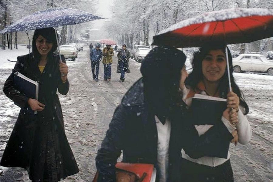 বস্তুত ইরানে নীতিপুলিশিই ছিল না। তার বাহিনী তো দূর অস্ত্‌। তখনও ইরানের মেয়েরা হিজাব পরতেন, তবে স্বেচ্ছায়। বাধ্যবাধকতা ছিল না কোনও। 