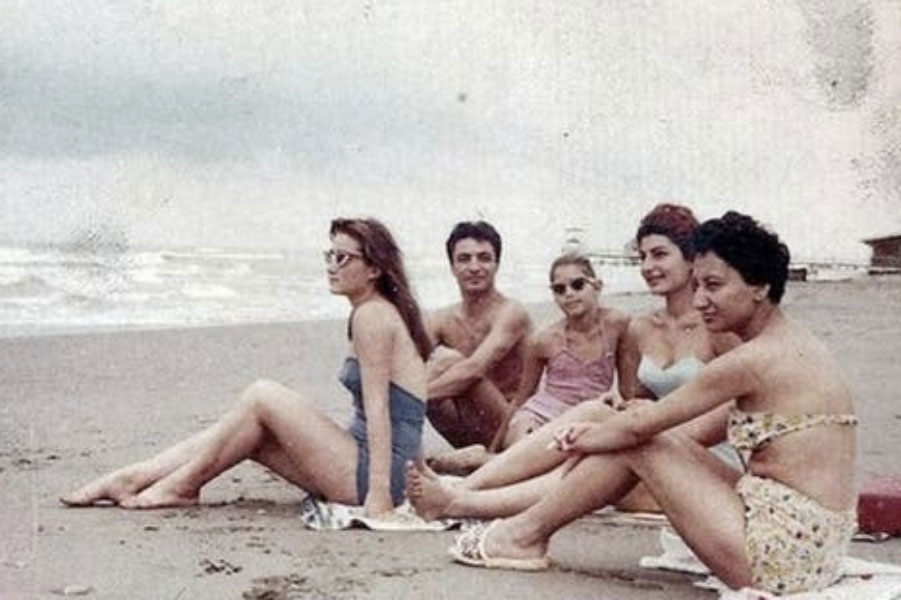হিজাব পরার পাশাপাশি জিন্স, মিনি স্কার্ট এবং শর্ট-হাতা টপ পরেও ইরানের রাস্তায় স্বচ্ছন্দে ঘুরে বেড়াতে পারতেন সেই দেশের মহিলারা। সমুদ্রসৈকতে বিকিনি পরেও ঘুরতে দেখা যেত সে দেশের মহিলাদের। 