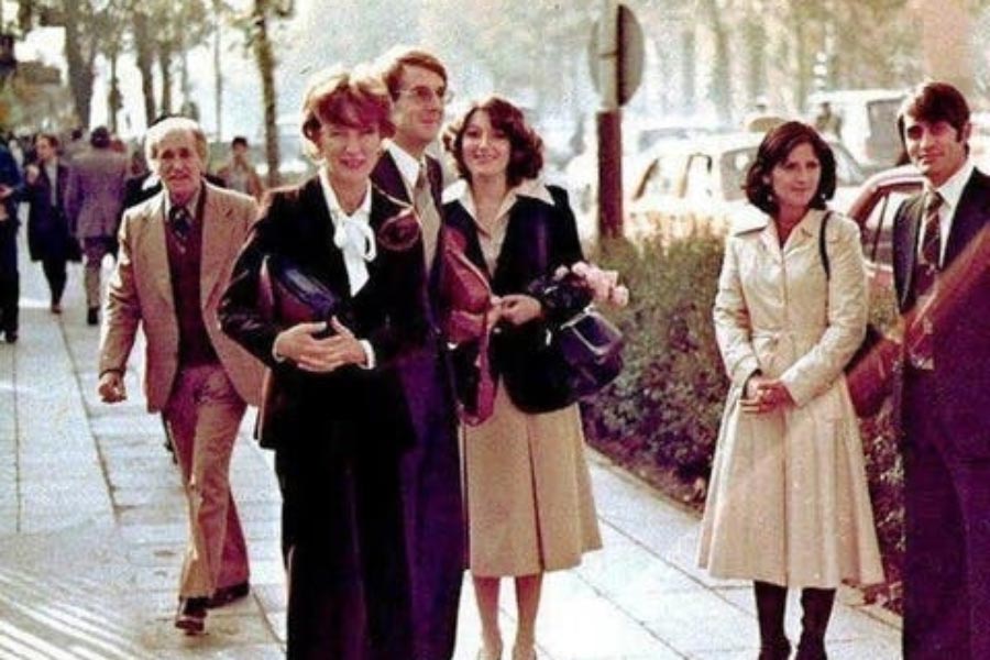 সেই সময়ের তোলা ছবি বলছে ইরানের বিভিন্ন শহরে হিজাব বা বোরখা ছাড়াই পথে নামতেন ইরানি মহিলারা। তাঁদের পরনে থাকতে আধুনিক পোশাক-আশাকও।