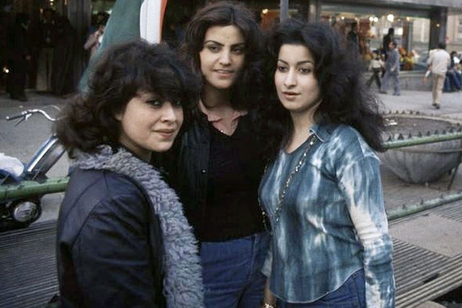 এখন স্যালঁ-পার্লারের চল স্বাভাবিক মনে হতে পারে। কিন্তু তিন দশক আগে ইরানে মহিলাদের স্যালঁ ছিল। চুলের ছাঁটে ফ্যাশন বা স্টাইলিংয়ের ধারাও ছিল। পুরনো ছবি বলছে, সে সময় হিজাব যেমন দেখা যেত, তেমনই রাস্তা ঘাটে দেখা যেত খোলা চুলের বাহারও।