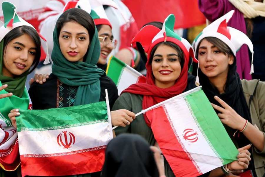 কিন্তু মাহাশা দুর্ভাগ্যবশত জন্ম থেকেই সেই যুগ দেখছিলেন, যখন গোটা পৃথিবী আধুনিক শিক্ষা থেকে রক্ষণশীলতাকে বিসর্জন দিলেও ইরান নারী স্বাধীনতায় ক্রমে রক্ষণশীলতাকেই প্রশ্রয় দিচ্ছিল। 