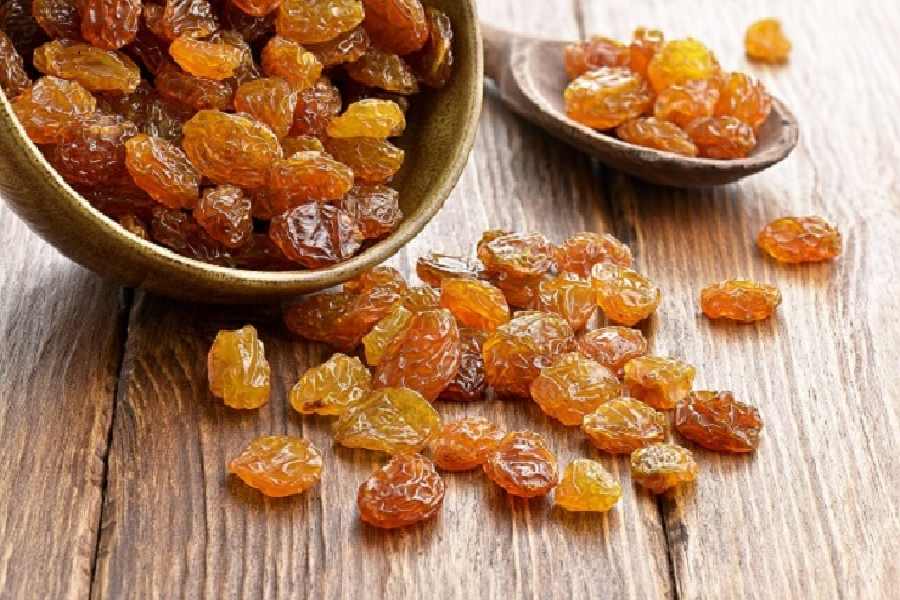 আগের দিন রাতে ভিজিয়ে রাখা কিশমিশ খাওয়ার উপকারিতা অঢেল।