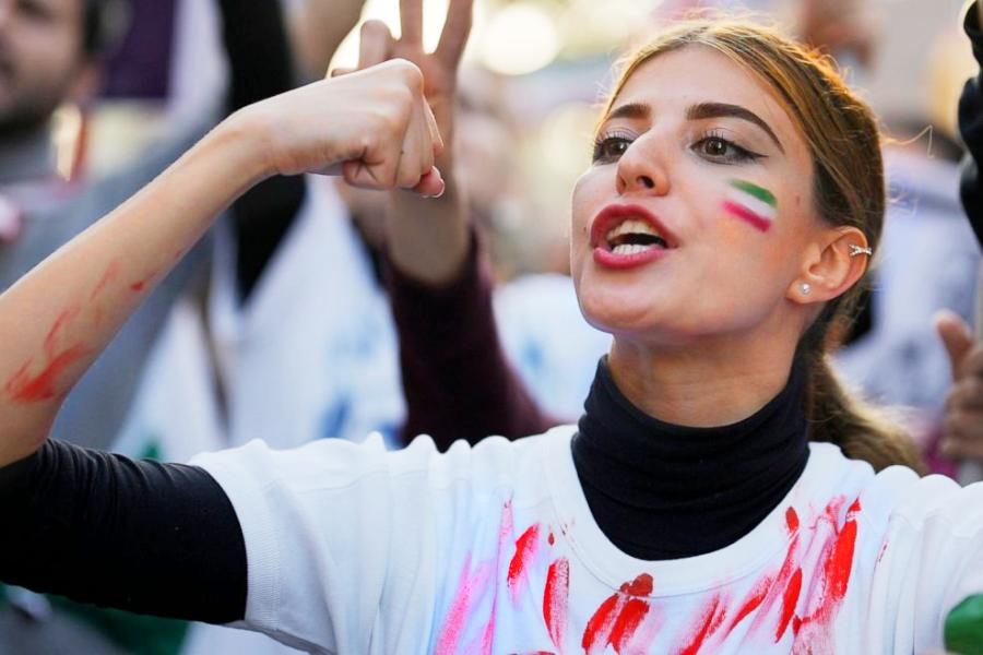 পর পর এই দু’টি ঘটনাকে ইরানের মহিলাদের আন্দোলনে বড় জয় হিসাবে দেখা হলেও তাঁদের পোশাকে তিন দশক আগের সেই স্বাধীনতা ফিরতে এখনও বিস্তর দেরি বলেই মনে করছেন পর্যবেক্ষকদের একাংশ।