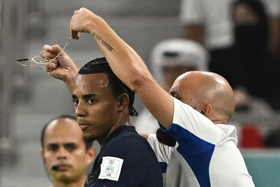 খুলে নেওয়া হচ্ছে কৌন্ডের সোনার হার।