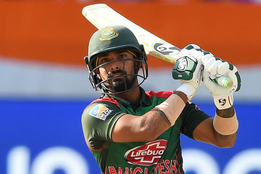 তামিম ইকবাল হোক বা শাকিব আল হাসান অথবা লিটন দাস— বাংলাদেশের বহু ক্রিকেটারই প্রেমের খেলায় শেষ মুহূর্ত পর্যন্ত মাটি কামড়ে পড়েছিলেন। বাংলাদেশি সুন্দরীদের সঙ্গে সাত পাকে বাঁধা পড়ার সে গল্পে নজর দেওয়া যাক।