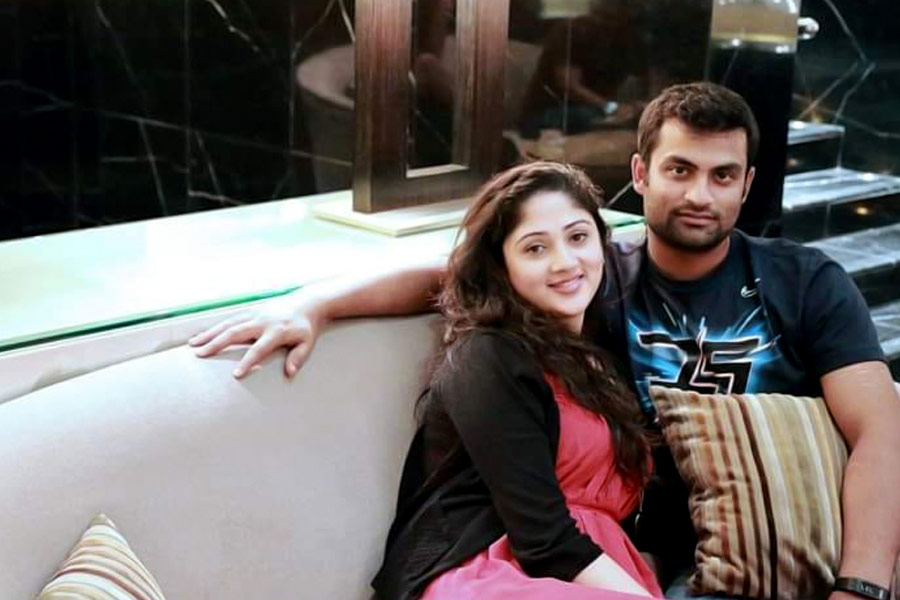  তামিম যে ‘অন্য পিচেও’ বেশ দক্ষ, তা জানা গিয়েছিল কম বয়সেই। স্ত্রী আয়েশা সিদ্দিকির সঙ্গে তাঁর প্রেমের শুরুটা হয়েছিল কিশোরবেলায়। আয়েশার বয়স তখন মোটে ১৬।