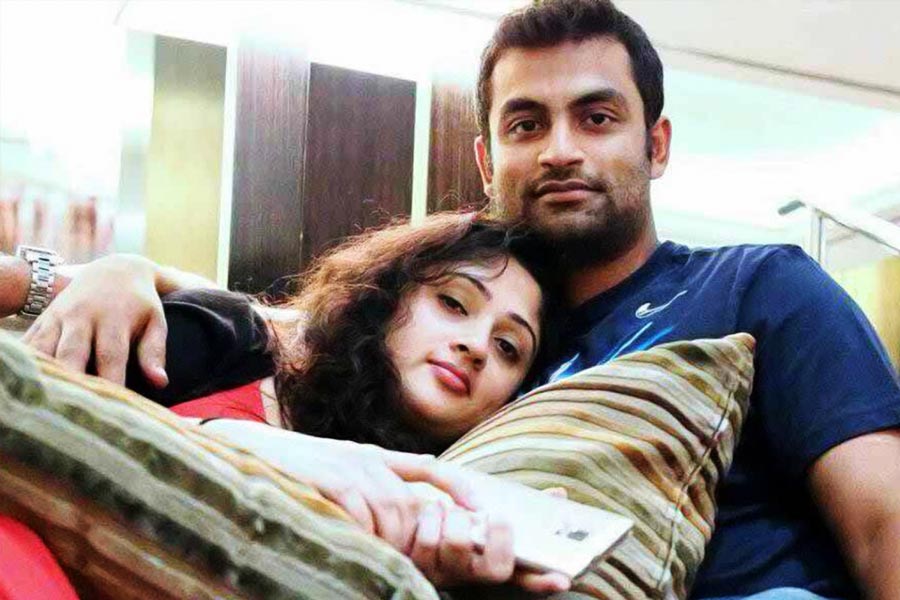 ১৮ বছরের তামিমের থেকে প্রেমের প্রস্তাব পেলেও গোড়ায় তা প্রত্যাখ্যান করেছিলেন আয়েশা। এর পর মালয়েশিয়ায় পড়াশোনা করতে চলে যান তিনি। তামিমও বাংলাদেশের হয়ে খেলায় ব্যস্ত হয়ে পড়েন। যদিও পরে তামিমের প্রতি নিজের অনুভূতি অস্বীকার করেননি আয়েশা। ৮ বছর ধরে তাঁদের প্রেমপর্ব চলেছিল। অবশেষে ২০১৩ সালে চট্টগ্রামে জমকালো অনুষ্ঠান করে দু’জনে ঘর বাঁধেন। দম্পতির দু’টি ছেলেও রয়েছে।