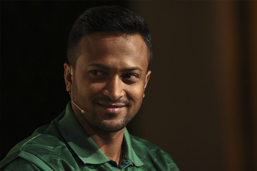 এই মুহূর্তে আইসিসি র‌্যাঙ্কিংয়ে অলরাউন্ডার হিসাবে শীর্ষে রয়েছেন শাকিব আল হাসান। টেস্ট খেলোয়াড় হিসাবেও সমীহ আদায় করে নিয়েছেন তিনি। ৩৫ বছরের শাকিবের ৬৩টি টেস্টে সংগ্রহ ৪২৫১ রান ও ২২৫টি উইকেট। আবার রবিবারের ম্যাচের আগে পর্যন্ত ২২১টি এক দিনের ম্যাচে ৬৭৫৫ রানের সঙ্গে ২৮৫টি শিকারও রয়েছে তাঁর। টি-টোয়েন্টির ১০৯টি ম্যাচে করেছেন ২২৪৩ রান। নিয়েছেন ১২৮ উইকেট।