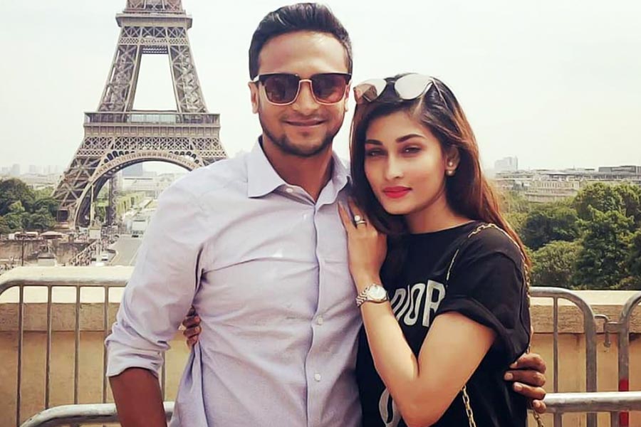 ২২ গজের বাইরে শাকিবের অলরাউন্ড দক্ষতাও কম নয়! ইংল্যান্ডে কাউন্টি খেলার সময় তাঁর আলাপ হয়েছিল উম্মে আহমেদ শিশিরের সঙ্গে। তখন কে জানত, কয়েক বছর পরেই তাঁর সঙ্গে গাঁটছড়া বাঁধবেন শাকিব!