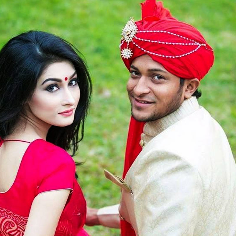 শাকিবের স্ত্রী উম্মে পেশায় মডেল। তবে এককালে আমেরিকায় সফটঅয়্যার ইঞ্জিনিয়ারিং পড়েছেন। সেখানেই বসবাস ছিল তাঁর। সেখান থেকে ব্রিটেনে গিয়েছিলেন উচ্চশিক্ষার জন্য। সে সময়ই শাকিবের সঙ্গে প্রথম দেখা।