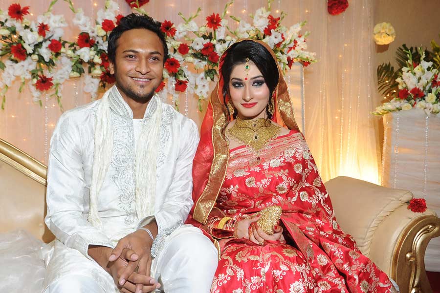 কাউন্টি খেলার সময়ই উম্মের সঙ্গে ডেটিং শুরু করেছিলেন শাকিব। এর পর ২০১২ সালের ১২ ডিসেম্বর বিয়েটাও সেরে ফেলেন। জুটির ৩ সন্তান রয়েছে।