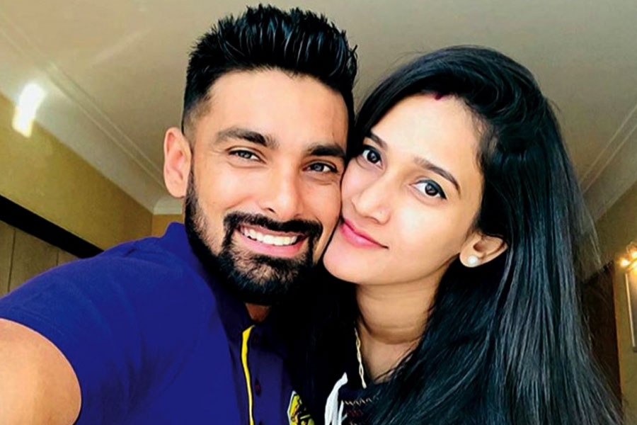 বিশেষ হইচই না হলেও লিটন এবং দেবশ্রীর প্রেমকাহিনি বেশ পুরনো। সেই কলেজ থেকেই নাকি দু’জনে দু’জনার প্রেমে হাবুডুবু খেতেন। দীর্ঘ দিনের ডেটিং পর্বের পর অবশেষে বিয়ের পিঁড়িতে বসেন তাঁরা।