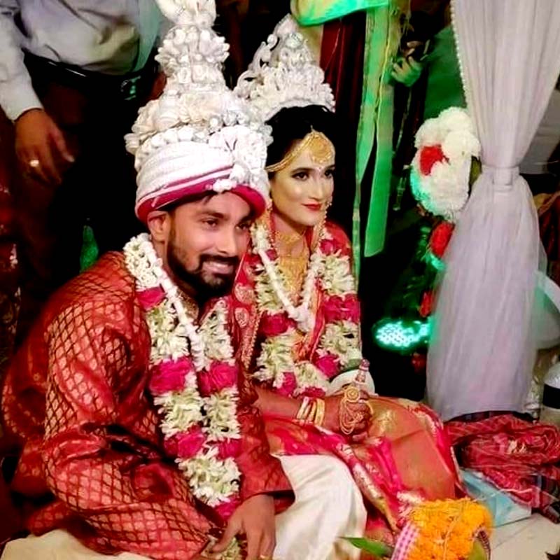 মিরপুরের বাসিন্দা দেবশ্রী পেশায় কৃষিবিদ। বাংলাদেশের শের-ই-বাংলা এগ্রিকাচালার ইউনিভার্সিটি থেকে এমবিএ-র ডিগ্রিও রয়েছে তাঁর কাছে। তবে আজকাল চুটিয়ে সংসার করছেন ২৬ বছরের দেবশ্রী।