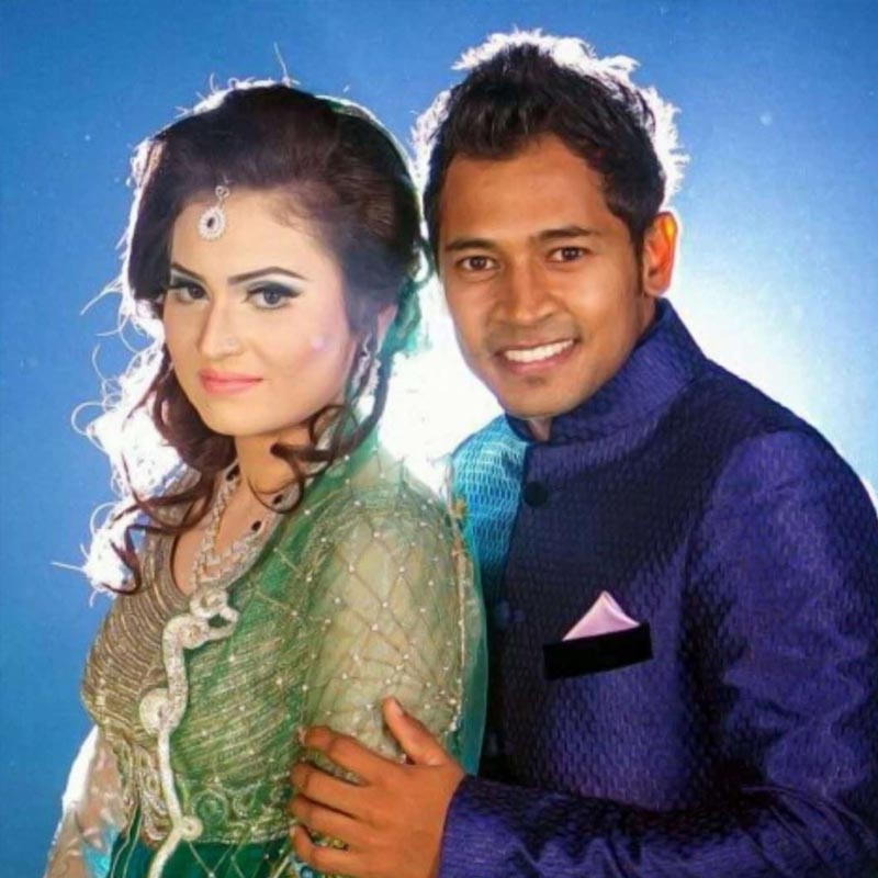  কে জানত, রিয়াদের শ্যালিকা জান্নাতুলের সঙ্গে প্রথম আলাপের রেশ এত দিন থাকবে? বিয়ের আসরে প্রথম দেখার পর ডেটিং শুরু করেন তাঁরা। সে পর্ব চলেছিল বছর দু’য়েক। এর পর ২০১৪ সালের সেপ্টেম্বরে বিয়েটা সেরে ফেলেন মুশফিকুর এবং জান্নাতুল। দম্পতির একটি সন্তান রয়েছে।