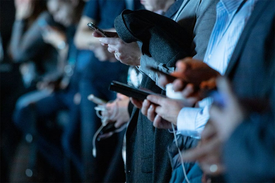 অন্য দিকে, তথ্য সং‌রক্ষণ সংক্রান্ত বিভিন্ন আইনের সঙ্গেও নে়টি়জেনদের পরিচয় করাবে এই বিল। সূত্রের খবর, এই বিল বিভিন্ন বেসরকারি সংস্থাকে ব্যক্তিগত তথ্য সংগ্রহ করা এবং ব্যবহার করার ক্ষেত্রে নিয়মে বেঁধে দেবে। 