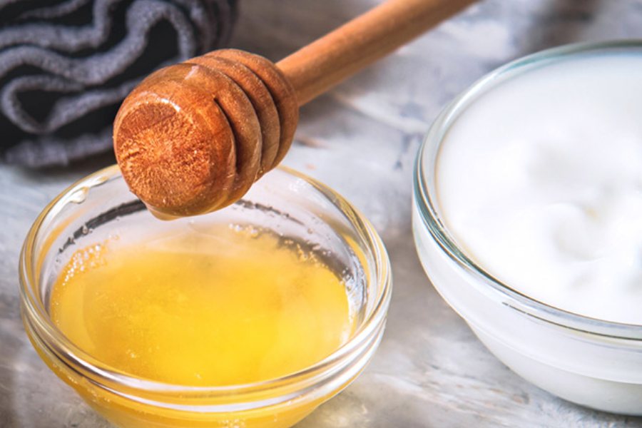 সপ্তাহে অন্তত দু’দিন টক দই এবং মধু ব্যবহার করতে পারেন।